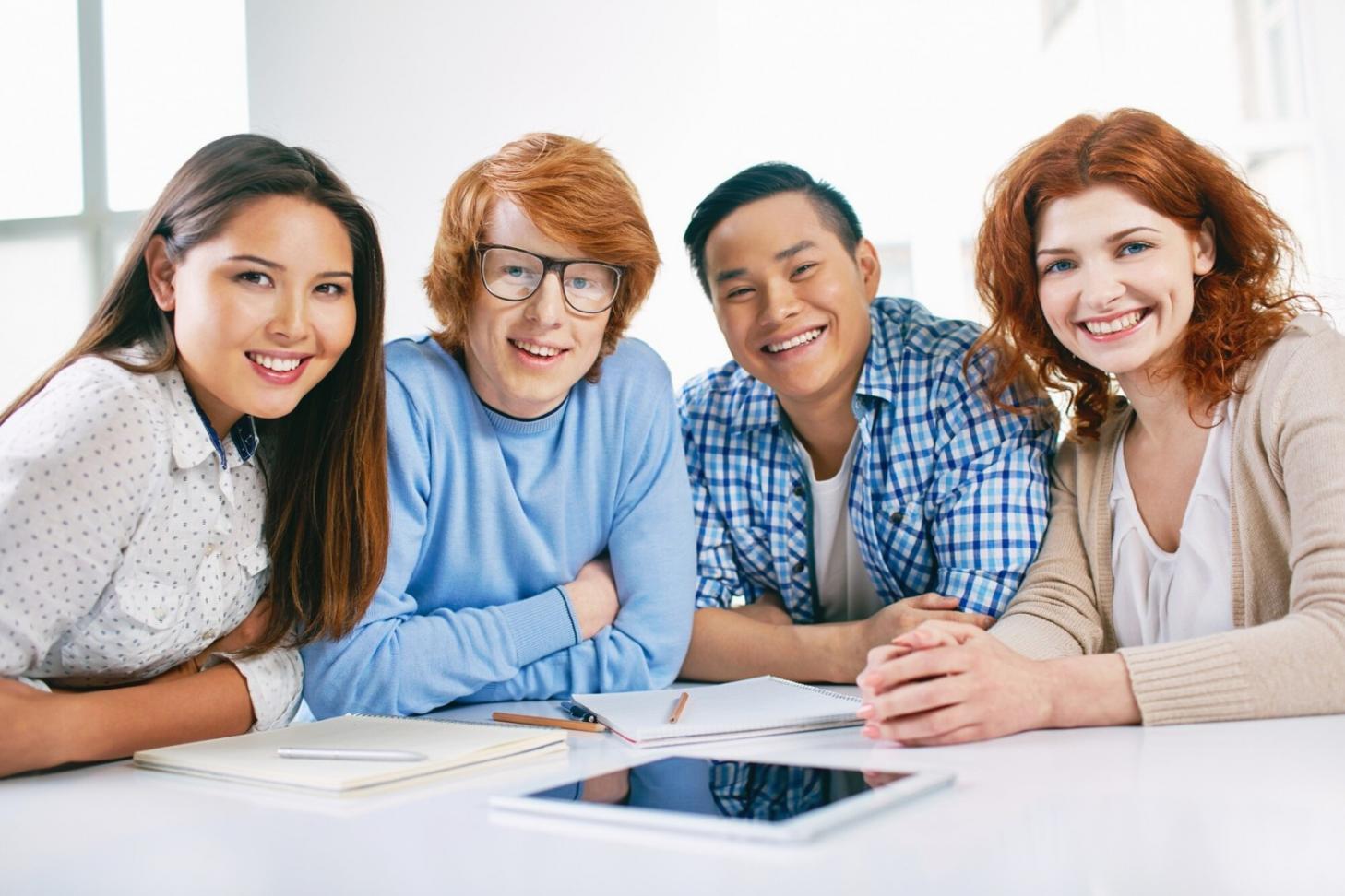 Equipo de trabajo analizando gráficos financieros